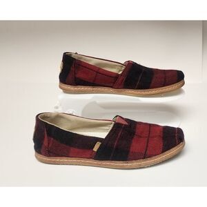 TOMS WOMEN'S CLASSIC SLIP-ON SHOES IN RED PLAID SIZE 6